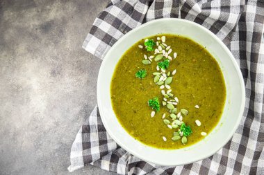 Ispanak kremalı çorba, sebze, ilk yemek, lezzetli yemekler, lezzetli gurme, sofrada yemek, kırsal yemek, fotokopi alanı, üst manzara, keto, paleo diyet vejetaryen ve vejetaryen yemekleri.