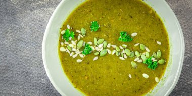 Ispanak kremalı çorba, sebze, ilk yemek, lezzetli yemekler, lezzetli gurme, sofrada yemek, kırsal yemek, fotokopi alanı, üst manzara, keto, paleo diyet vejetaryen ve vejetaryen yemekleri.