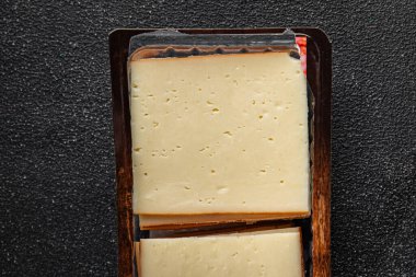 Raclette peyniri, lezzetli yemekler, lezzetli gurme yemek arkaplanı, masa üstü kırsal yiyecekler, fotokopi odası manzarası.