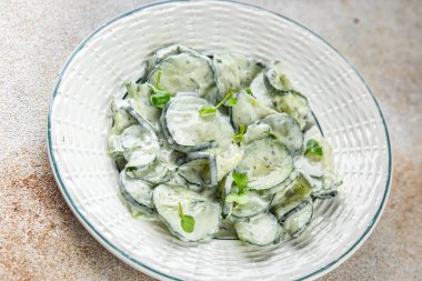 Salatalık salatası taze krema lezzetli yemek lezzetli gurme yemek arkaplan masanın üstünde yemek üst manzara fotokopi alanı üst manzara keto ve paleo diyet vejetaryen ve vejetaryen yiyecekler