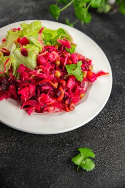 Pancar salatası taze pancar, patates, yeşil bezelye, yeşil yaprak salatası lezzetli yemek gurmesi masa rustik gıda üst görünümü fotokopi alanı 