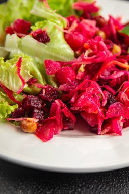 Pancar salatası taze pancar, patates, yeşil bezelye, yeşil yaprak salatası lezzetli yemek gurmesi masa rustik gıda üst görünümü fotokopi alanı 