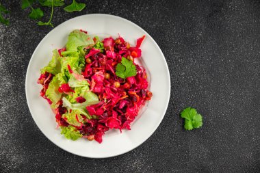 Pancar salatası taze pancar, patates, yeşil bezelye, yeşil yaprak salatası lezzetli yemek gurmesi masa rustik gıda üst görünümü fotokopi alanı 