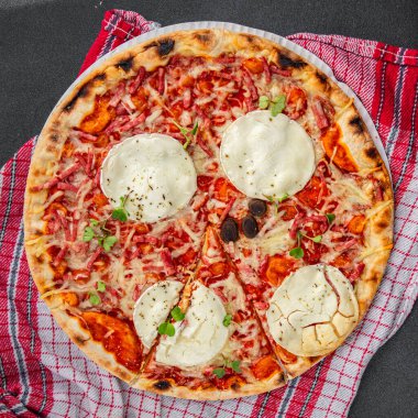Pizza, keçi peyniri, domates sosu, pastırma, lezzetli yemek arkaplanı, kırsal yemek, fotokopi odası manzarası.