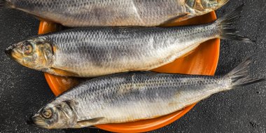 Ringa balığı taze deniz ürünleri pesketarizmi lezzetli yemekler taze gurme yemek arkaplanı masa rustik gıdalar üst görünüm üst uzay görünümü 