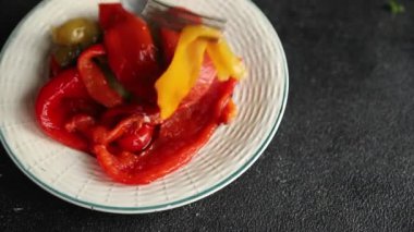 Pişmiş biberli biberli çan biberli leziz yemek. Lezzetli gurme yemek arkaplanı. Masanın üstünde.