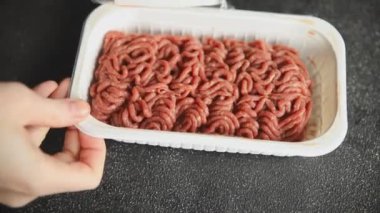Kıyılmış et taze çiğ et ya da domuz eti lezzetli yemek lezzetli gurme yemek arkaplan masa üzerinde kırsal gıda üst görünüm fotokopi alanı üst görünüm keto ve paleo diyet