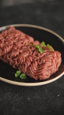 Kıyılmış et taze çiğ et ya da domuz eti lezzetli yemek lezzetli gurme yemek arkaplan masa üzerinde kırsal gıda üst görünüm fotokopi alanı üst görünüm keto ve paleo diyet