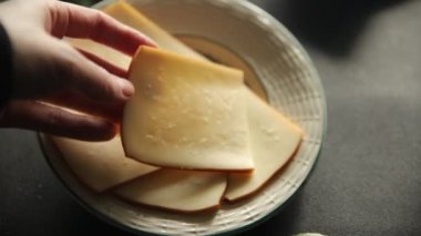 Raclette peyniri, lezzetli yemekler, lezzetli gurme yemek arkaplanı, masa üstü kırsal yiyecekler, fotokopi odası manzarası.