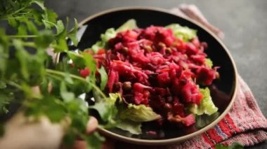 Pancar salatası fırınlanmış pancar, patates, yeşil bezelye, yeşil yaprak salatası lezzetli yemek arkaplanı masanın kırsal kesiminde taze gurme yemek. 