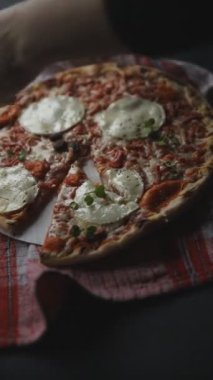 Pizza keçi peyniri, domates sosu, domuz pastırması lezzetli yemekler lezzetli gurme yemek arkaplanı masanın kırsal kesiminde fotokopi odası manzarası