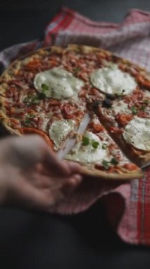 Pizza keçi peyniri, domates sosu, domuz pastırması lezzetli yemekler lezzetli gurme yemek arkaplanı masanın kırsal kesiminde fotokopi odası manzarası