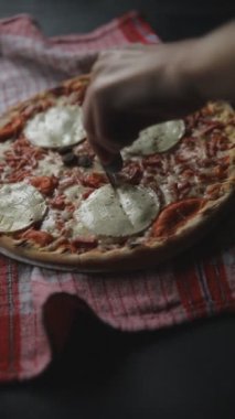 Pizza keçi peyniri, domates sosu, domuz pastırması lezzetli yemekler lezzetli gurme yemek arkaplanı masanın kırsal kesiminde fotokopi odası manzarası