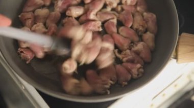 Tavuk kalbi çiğ tavuk, sakatat, lezzetli yemek, gurme yemek arka planı, masa, rustik yemekler, fotokopi alanı. 