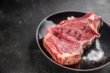 Çiğ biftek et taze yemek lezzetli gurme yemek arkaplan masa üzerinde yemek üst görünüm fotokopi uzay keto ve paleo diyet