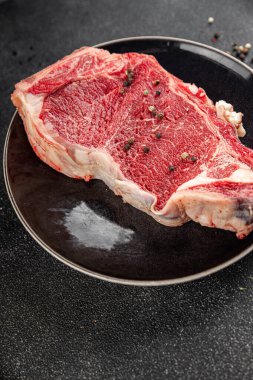 Çiğ biftek et taze yemek lezzetli gurme yemek arkaplan masa üzerinde yemek üst görünüm fotokopi uzay keto ve paleo diyet