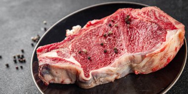 Çiğ biftek et taze yemek lezzetli gurme yemek arkaplan masa üzerinde yemek üst görünüm fotokopi uzay keto ve paleo diyet