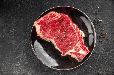 Çiğ biftek et taze yemek lezzetli gurme yemek arkaplan masa üzerinde yemek üst görünüm fotokopi uzay keto ve paleo diyet