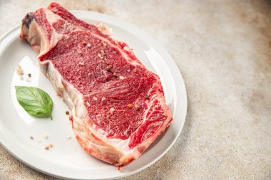 Çiğ biftek et taze yemek lezzetli gurme yemek arkaplan masa üzerinde yemek üst görünüm fotokopi uzay keto ve paleo diyet