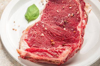 Çiğ biftek et taze yemek lezzetli gurme yemek arkaplan masa üzerinde yemek üst görünüm fotokopi uzay keto ve paleo diyet