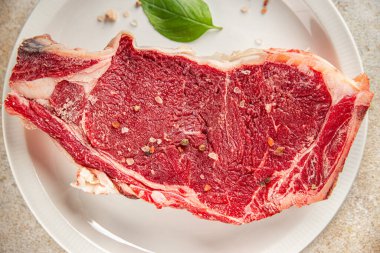 Çiğ biftek et taze yemek lezzetli gurme yemek arkaplan masa üzerinde yemek üst görünüm fotokopi uzay keto ve paleo diyet