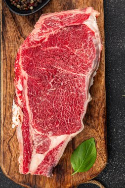 Çiğ biftek et taze yemek lezzetli gurme yemek arkaplan masa üzerinde yemek üst görünüm fotokopi uzay keto ve paleo diyet