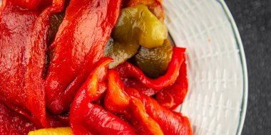 Pişmiş biberli biberli çan biberli çan biberli çerezli çerez taze gurme yemek masanın üzerinde yemek fotokopi alanı üst görünüm keto ve paleo diyeti vejetaryen ve vejetaryen yemekleri