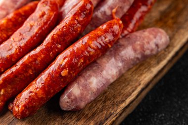 Sosis çiğ et, domuz eti, tavuk, kuzu eti, sofrada taze gurme yemek arkaplanı kırsal yemek üst görünüm fotokopi alanı.