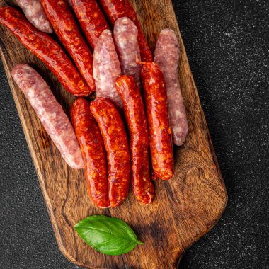 Sosis çiğ et, domuz eti, tavuk, kuzu eti, sofrada taze gurme yemek arkaplanı kırsal yemek üst görünüm fotokopi alanı.