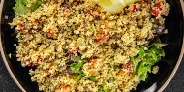 Sebzeli tabbouleh bulgur kuskus. Lezzetli vejetaryen ve vejetaryen yemekleri. Arka planda yemek.