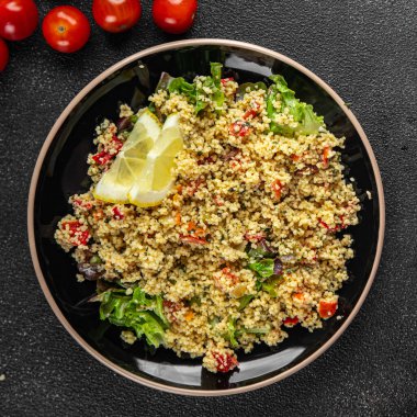 Sebzeli tabbouleh bulgur kuskus. Lezzetli vejetaryen ve vejetaryen yemekleri. Arka planda yemek.
