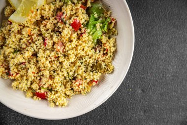 Sebzeli tabbouleh bulgur kuskus. Lezzetli vejetaryen ve vejetaryen yemekleri. Arka planda yemek.