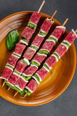 Çiğ et kebabı ve sebzeli domuz eti, domuz yağı, biber, sofrada taze gurme yemek arkaplanı rustik yiyecekler üst görünümde fotokopi alanı