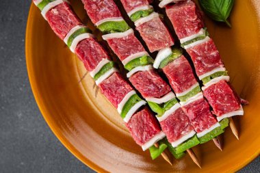 Çiğ et kebabı ve sebzeli domuz eti, domuz yağı, biber, sofrada taze gurme yemek arkaplanı rustik yiyecekler üst görünümde fotokopi alanı