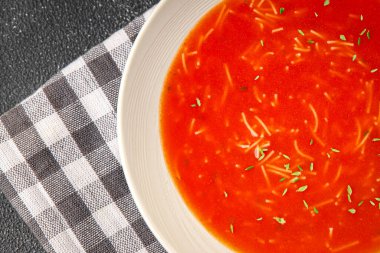 Vermicelli gazpacho ile domates çorbası ilk tabak taze lezzetli gurme yemek arkaplanı masanın üzerinde rustik yemekler fotokopi alanı keto ve paleo diyet vejetaryen ve vejetaryen yemekleri