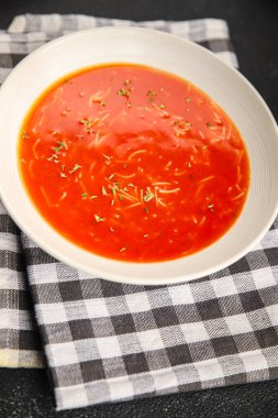 Vermicelli gazpacho ile domates çorbası ilk tabak taze lezzetli gurme yemek arkaplanı masanın üzerinde rustik yemekler fotokopi alanı keto ve paleo diyet vejetaryen ve vejetaryen yemekleri