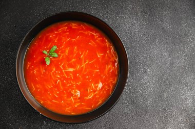 Vermicelli gazpacho ile domates çorbası ilk tabak taze lezzetli gurme yemek arkaplanı masanın üzerinde rustik yemekler fotokopi alanı keto ve paleo diyet vejetaryen ve vejetaryen yemekleri