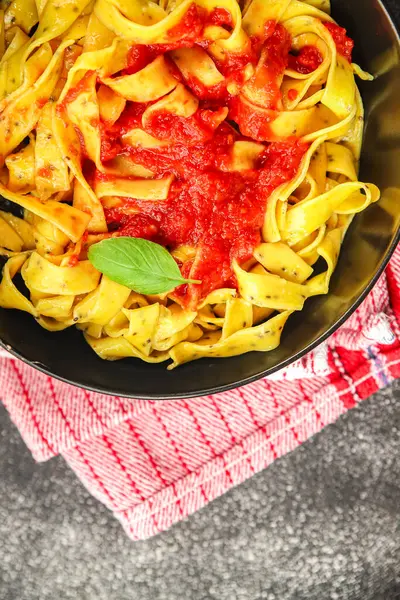 Makarna tagliatelle domates sosu. İkinci tabak lezzetli yemek. Lezzetli gurme yemek arkaplanı.