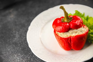 Biber dolgulu et ve pirinç aromalı lezzetli yemek ikinci tabak taze lezzetli gurme yemek masanın üstünde kırsal yemek üst görünüm fotokopi alanı üst görünüm