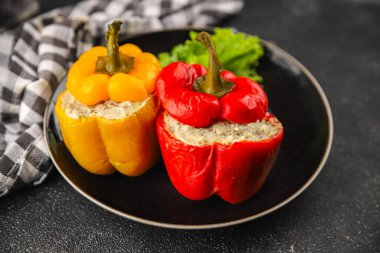 Biber dolgulu et ve pirinç aromalı lezzetli yemek ikinci tabak taze lezzetli gurme yemek masanın üstünde kırsal yemek üst görünüm fotokopi alanı üst görünüm