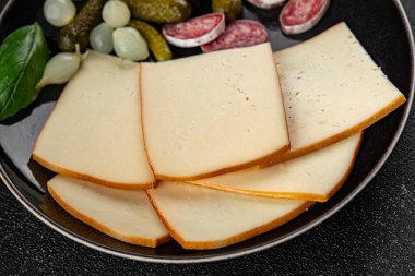 Raclette peynirli yemek tabağı taze gurme lezzetli yemek arkaplanı masadaki rustik yiyecekler üst görünüm fotokopi alanı üst görünüm