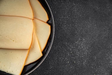 Raclette peynirli yemek tabağı taze gurme lezzetli yemek arkaplanı masadaki rustik yiyecekler üst görünüm fotokopi alanı üst görünüm
