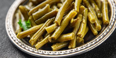 Lezzetli yemekler yemeye hazır yeşil fasulye. Lezzetli gurme yemek arkaplanı. Masanın üstünde.