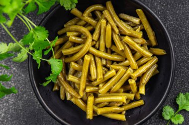 Lezzetli yemekler yemeye hazır yeşil fasulye. Lezzetli gurme yemek arkaplanı. Masanın üstünde.