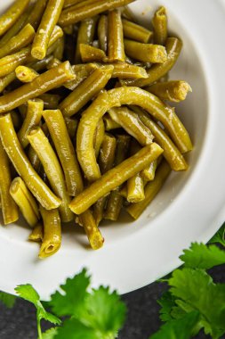 Lezzetli yemekler yemeye hazır yeşil fasulye. Lezzetli gurme yemek arkaplanı. Masanın üstünde.