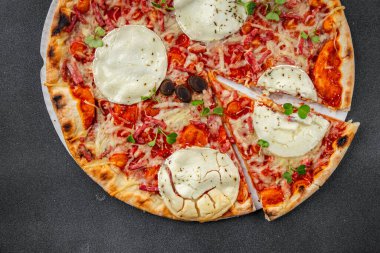 Pizza keçi peyniri, domates sosu, domuz pastırması lezzetli yemekler lezzetli gurme yemek arkaplanı masanın kırsal kesiminde fotokopi odası manzarası