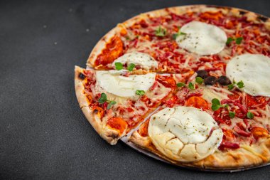 Pizza keçi peyniri, domates sosu, domuz pastırması lezzetli yemekler lezzetli gurme yemek arkaplanı masanın kırsal kesiminde fotokopi odası manzarası