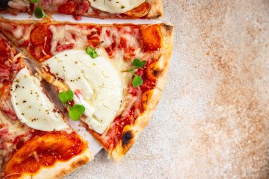Pizza keçi peyniri, domates sosu, domuz pastırması lezzetli yemekler lezzetli gurme yemek arkaplanı masanın kırsal kesiminde fotokopi odası manzarası