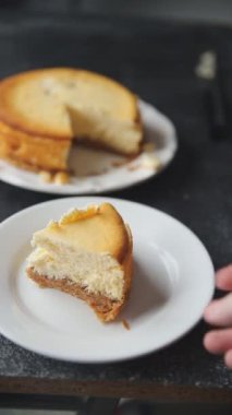 Peynirli tart tatlı peynirli tart taze lezzetli yemekler gurme yemek arka planı masa rustik yiyeceklerin üst görüntüsü fotokopi alanı