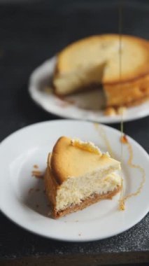 Peynirli tart tatlı peynirli tart taze lezzetli yemekler gurme yemek arka planı masa rustik yiyeceklerin üst görüntüsü fotokopi alanı